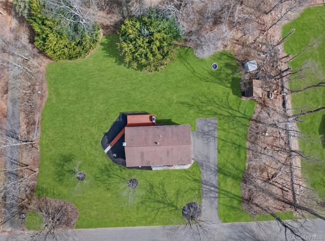 8 Hampton Road, Airmont, NY 10901