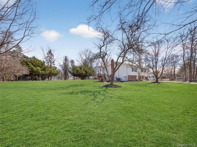 8 Hampton Road, Airmont, NY 10901