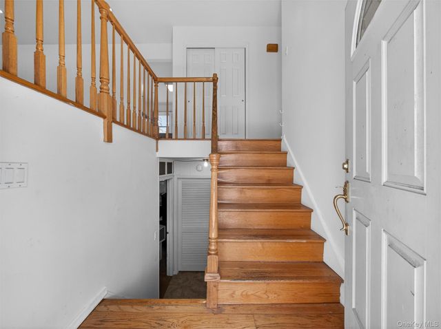 8 Hampton Road, Airmont, NY 10901