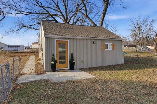 1404 S Butler Drive, Harrisonville, MO 64701