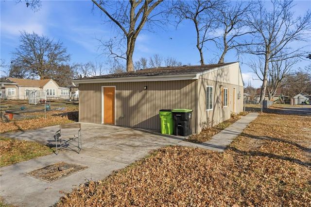 1404 S Butler Drive, Harrisonville, MO 64701