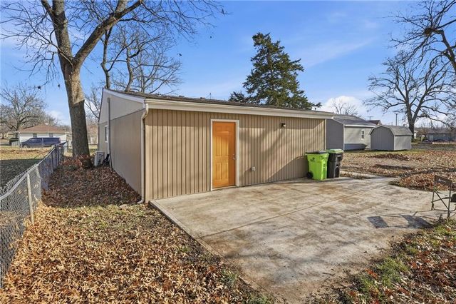 1404 S Butler Drive, Harrisonville, MO 64701