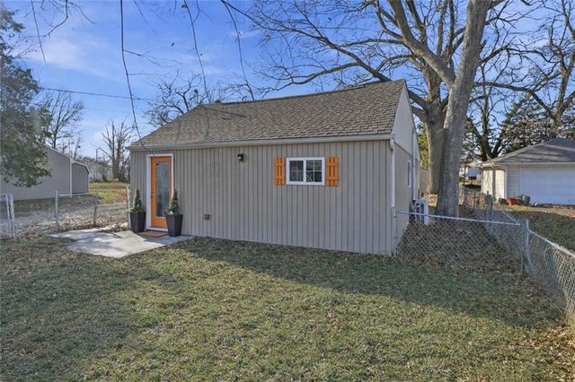 1404 S Butler Drive, Harrisonville, MO 64701