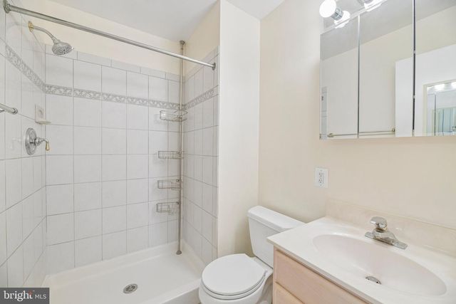 5204 HOLDEN ST, Fairfax, VA 22032