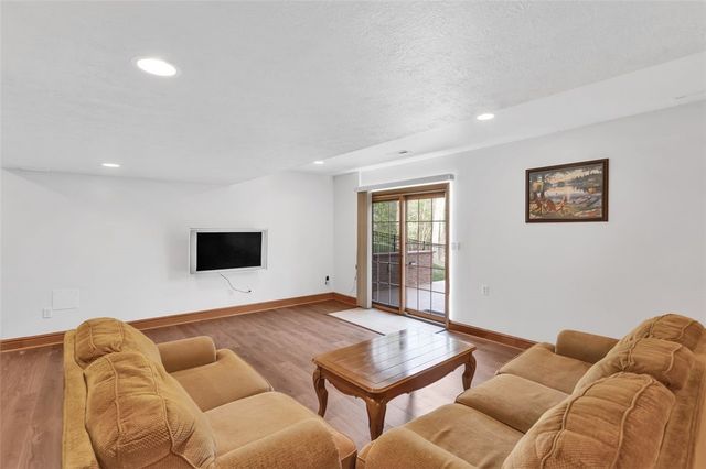 163 Oakview Dr, Cranberry Twp, PA 16066