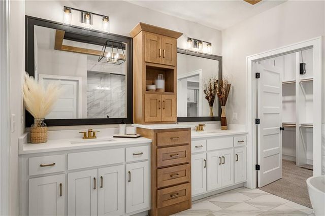 11221 S Sunray Drive, Olathe, KS 66061