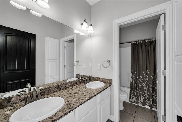 382 N Drewrys Bluff Drive, Fayetteville, AR 72704
