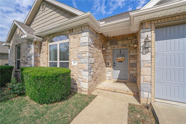 382 N Drewrys Bluff Drive, Fayetteville, AR 72704