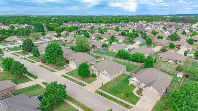 382 N Drewrys Bluff Drive, Fayetteville, AR 72704