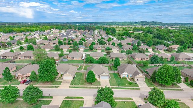 382 N Drewrys Bluff Drive, Fayetteville, AR 72704