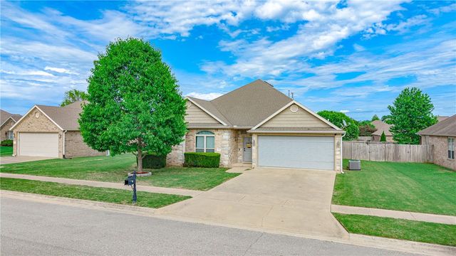 382 N Drewrys Bluff Drive, Fayetteville, AR 72704
