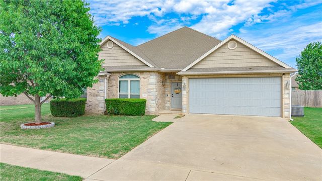 382 N Drewrys Bluff Drive, Fayetteville, AR 72704