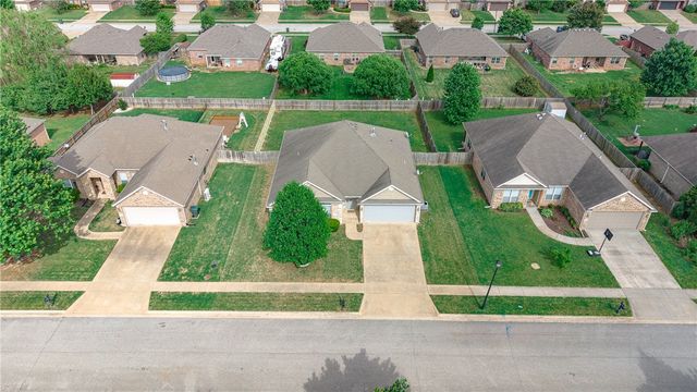 382 N Drewrys Bluff Drive, Fayetteville, AR 72704