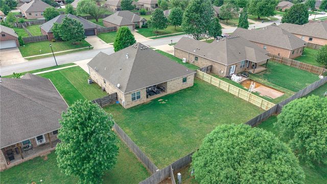 382 N Drewrys Bluff Drive, Fayetteville, AR 72704