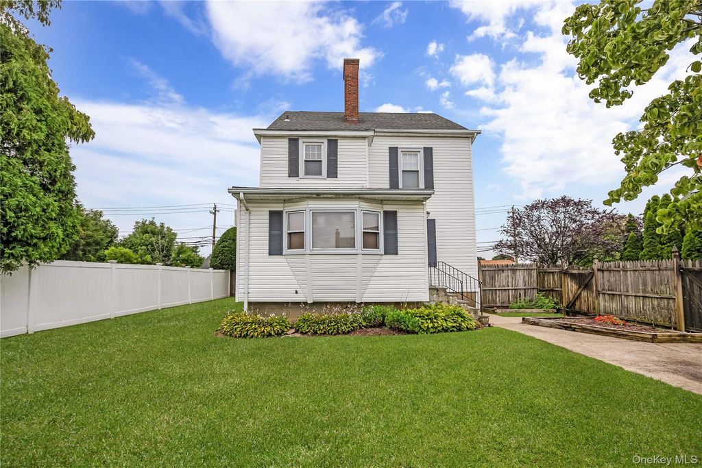 94 Fallwood Parkway, Farmingdale, NY 11735 — photo 4