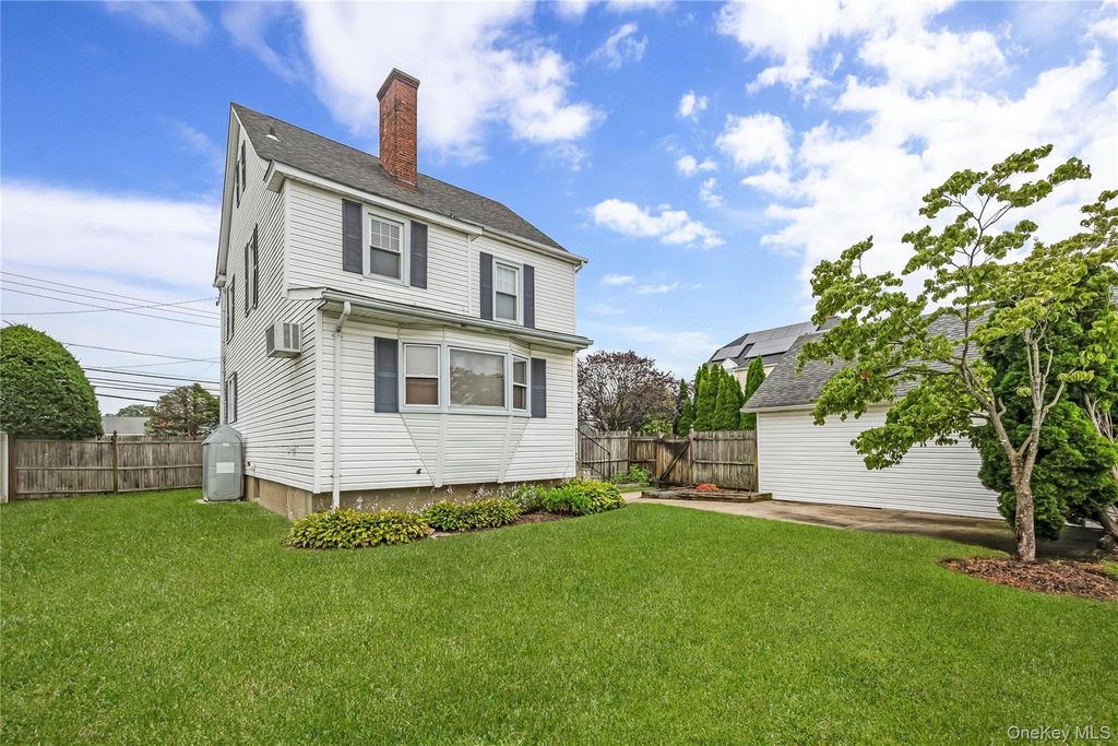 94 Fallwood Parkway, Farmingdale, NY 11735 — photo 5