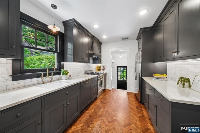 20 Euclid Place, Montclair, NJ 07042