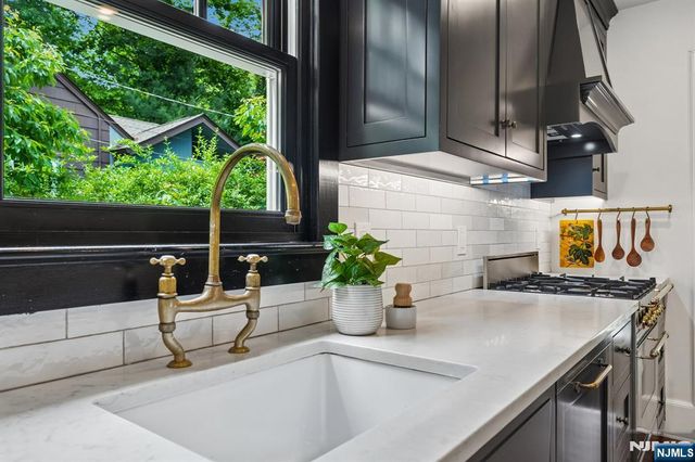 20 Euclid Place, Montclair, NJ 07042