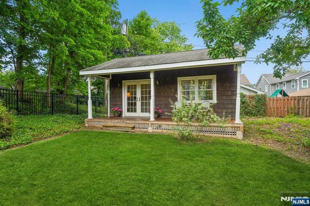 20 Euclid Place, Montclair, NJ 07042