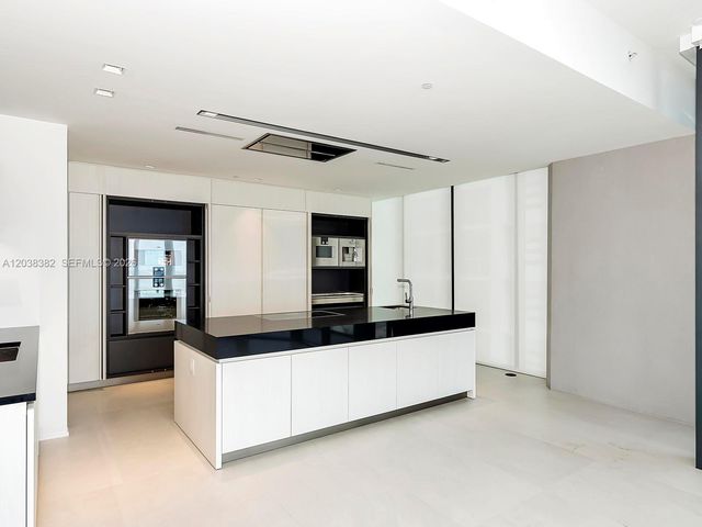 1000 Biscayne Blvd 2002, Miami, FL 33132