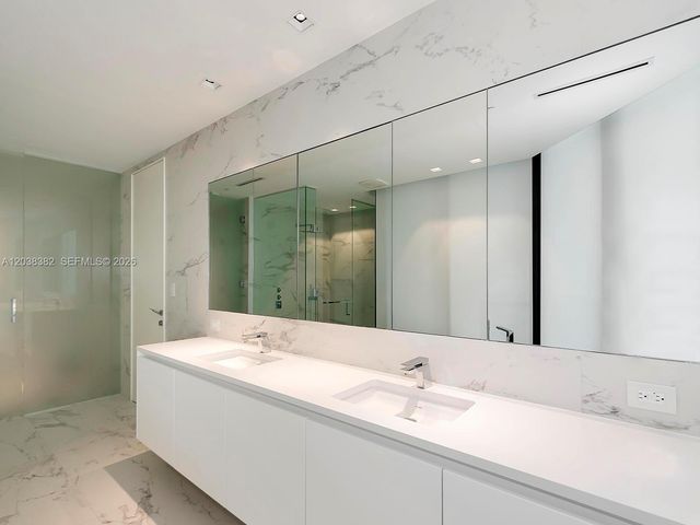 1000 Biscayne Blvd 2002, Miami, FL 33132