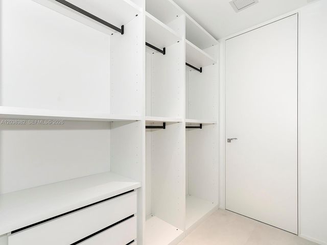 1000 Biscayne Blvd 2002, Miami, FL 33132