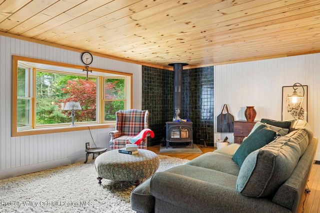 4266 Ny-212, Lake Hill, NY 12448