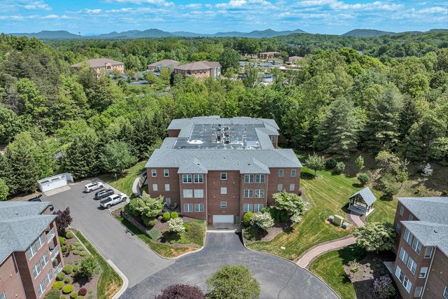 3050 McVitty Forest Dr Apt 106, Roanoke, VA 24018