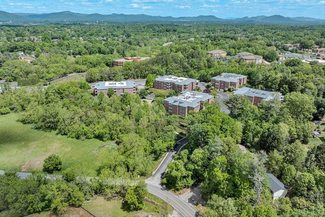 3050 McVitty Forest Dr Apt 106, Roanoke, VA 24018