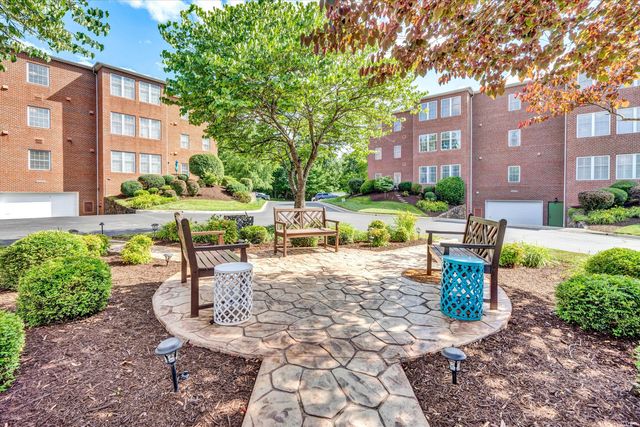 3050 McVitty Forest Dr Apt 106, Roanoke, VA 24018