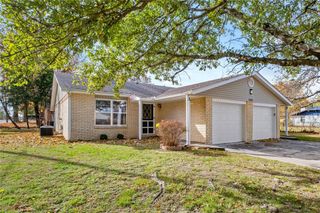 1300 Rolling Oaks Drive, Rogers, AR 72756