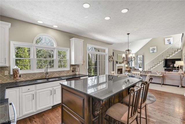 607 Parkside Drive, Avon Lake, OH 44012