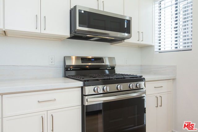1443 N Mariposa Avenue, Los Angeles, CA 90027