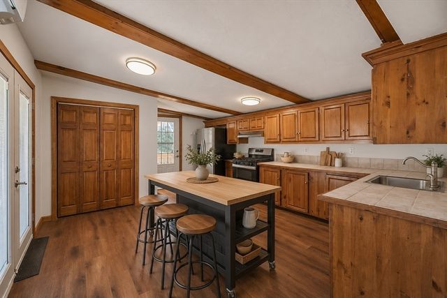 17 Stafford St, Plymouth, MA 02360