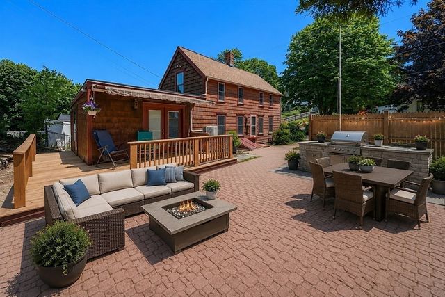 17 Stafford St, Plymouth, MA 02360
