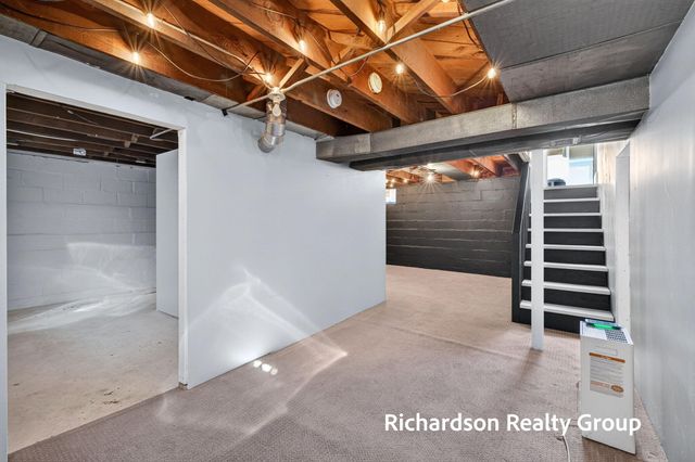 1055 NE Crescent Street NE, Grand Rapids, MI 49503