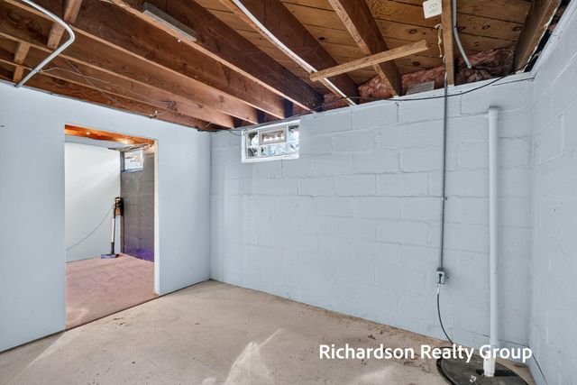 1055 NE Crescent Street NE, Grand Rapids, MI 49503