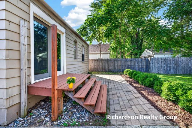 1055 NE Crescent Street NE, Grand Rapids, MI 49503