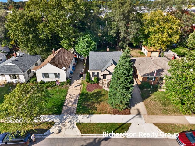 1055 NE Crescent Street NE, Grand Rapids, MI 49503