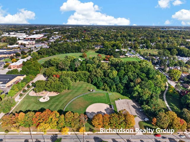 1055 NE Crescent Street NE, Grand Rapids, MI 49503