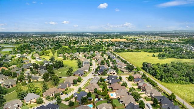 7003 W Balmoral Drive, Rogers, AR 72758