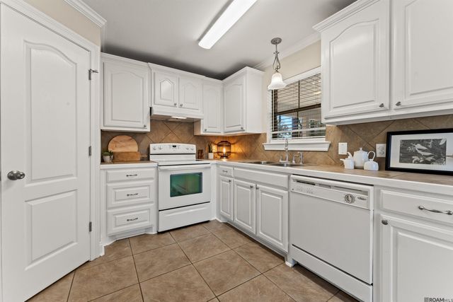 9038 Sarah St, Denham Springs, LA 70706