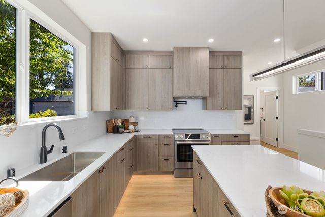 933 N 87th Street, Seattle, WA 98103