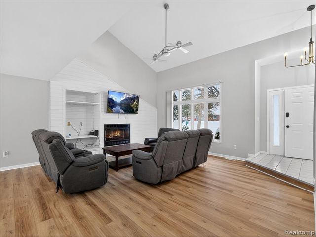 3039 Edgefield Drive, Waterford, MI 48328