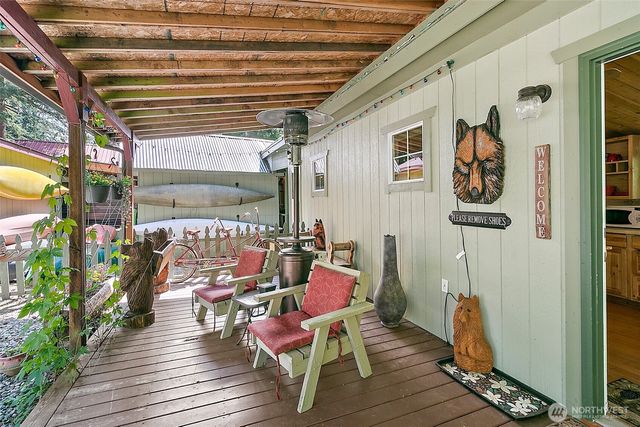 131 Nisqually Way, Ashford, WA 98304