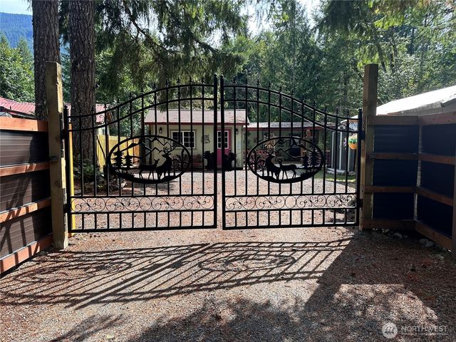 131 Nisqually Way, Ashford, WA 98304