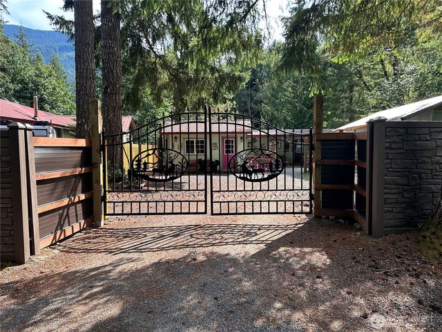 131 Nisqually Way, Ashford, WA 98304