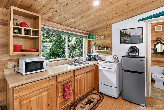 131 Nisqually Way, Ashford, WA 98304