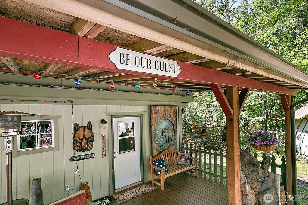 131 Nisqually Way, Ashford, WA 98304