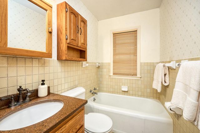 8801 Lakeview Road, Bloomington, MN 55438